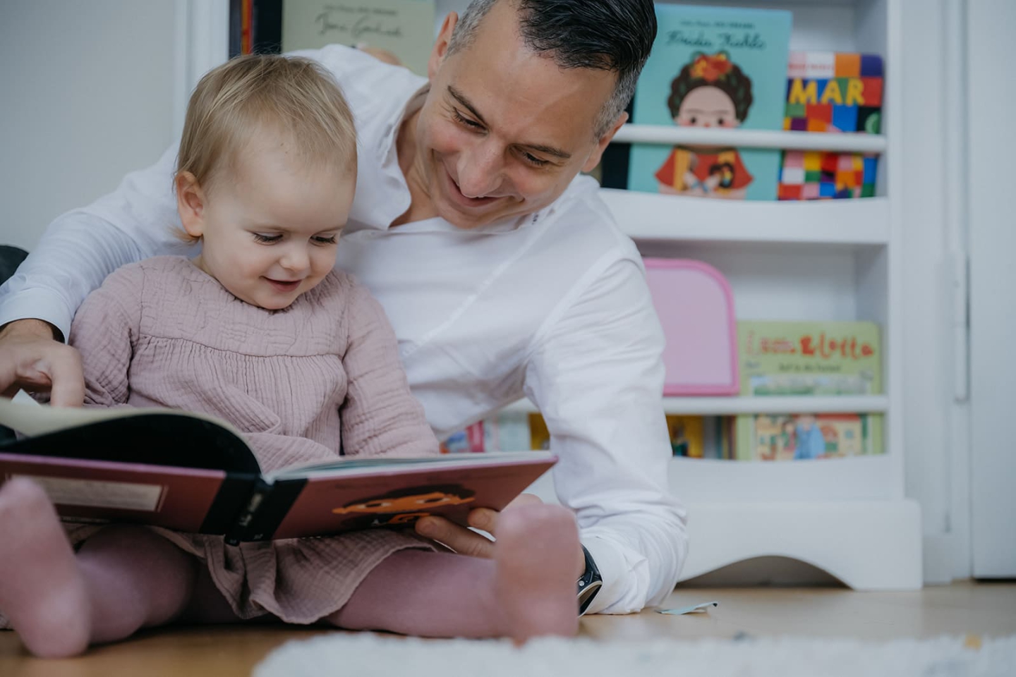 Homestory Familienshooting Muenchen mit zwei Kleinkindern