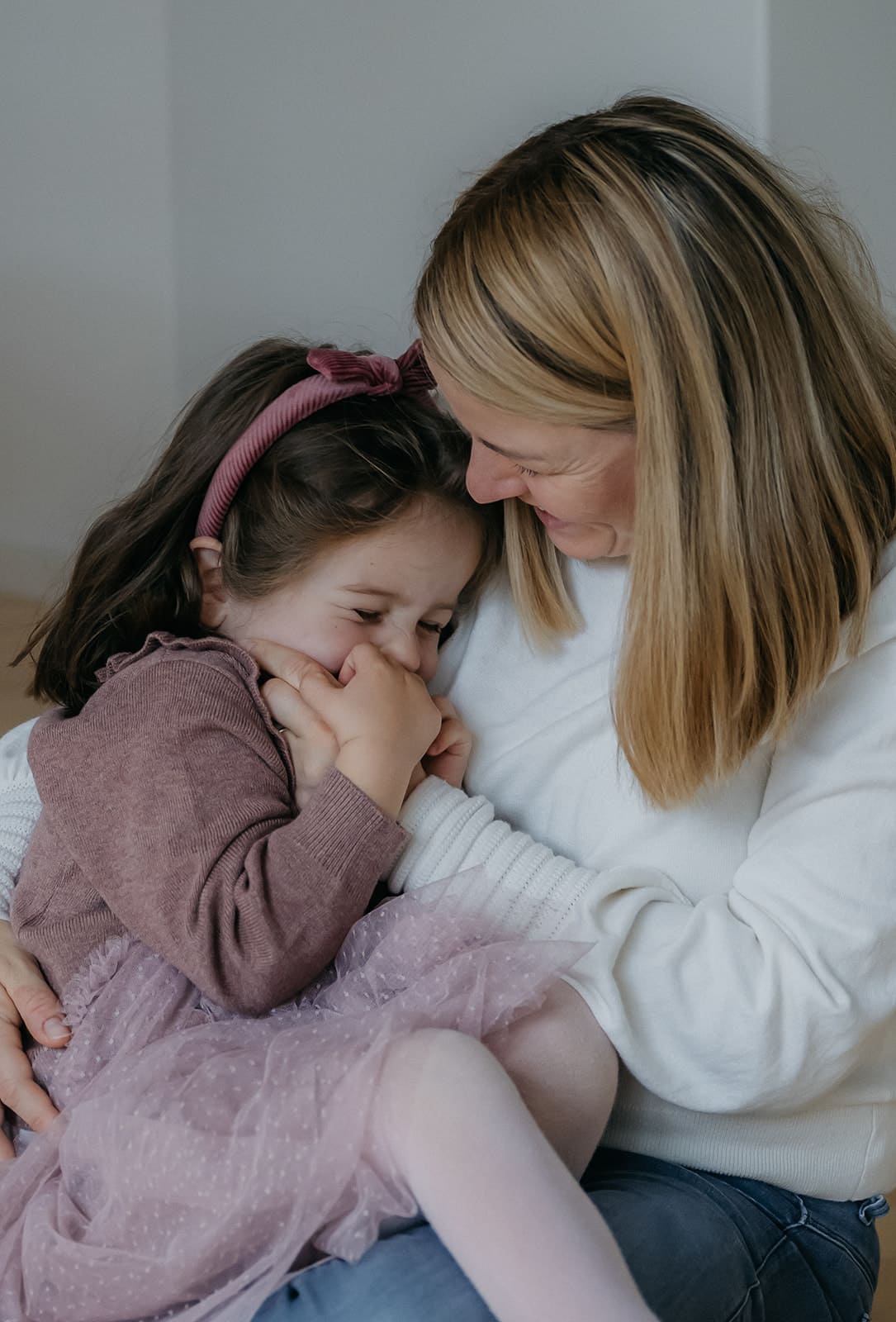 Homestory Familienshooting Muenchen mit zwei Kleinkindern