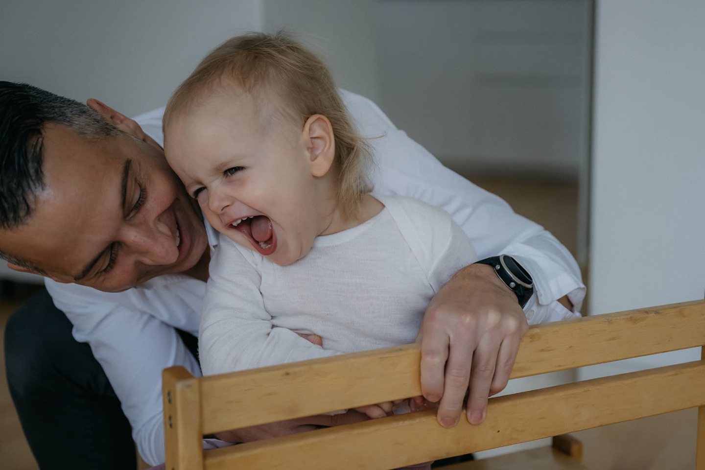 Homestory Familienshooting Muenchen mit zwei Kleinkindern