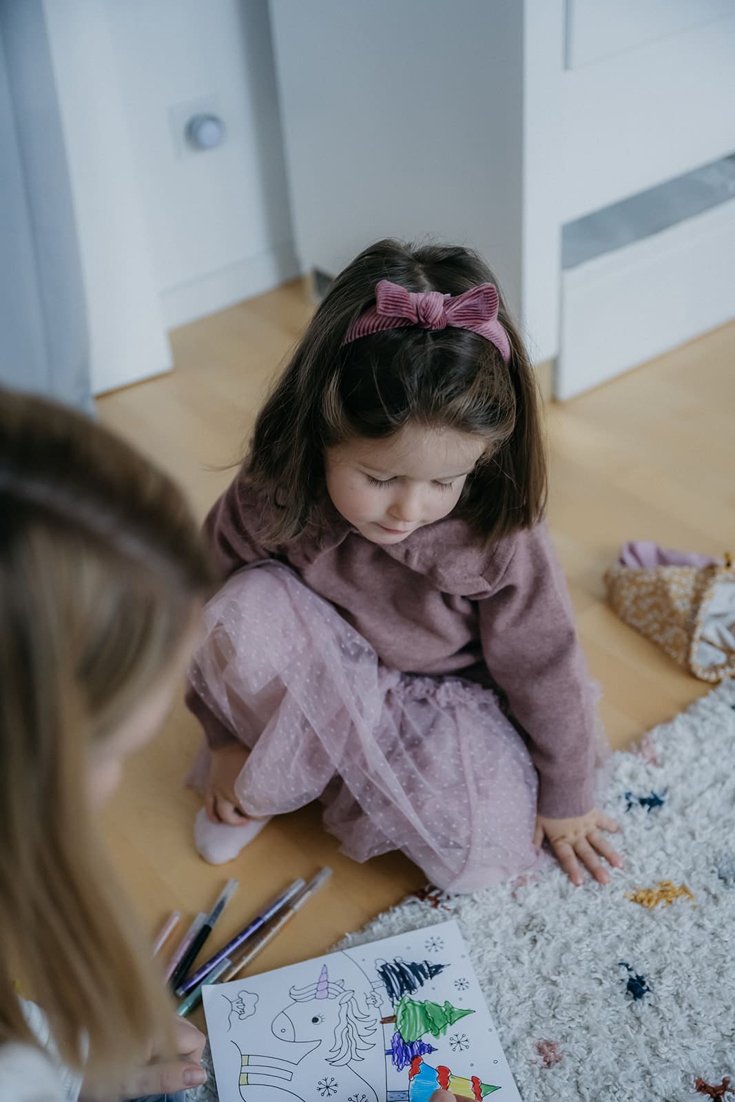 Homestory Familienshooting Muenchen mit zwei Kleinkindern
